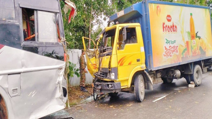 মানিকছড়িতে শান্তি পরিবহন ও প্রাণের কাভার্ড ভ্যানের মুখোমুখি সংঘর্ষ, চালক আহত