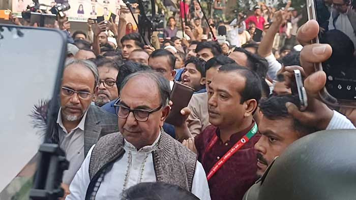 হাদিকে দেখতে ঢামেকে তোপের মুখে মির্জা আব্বাস