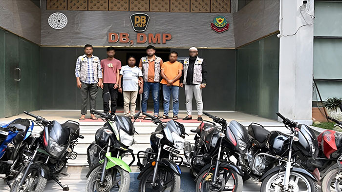 সাতটি চোরাই মোটরসাইকেলসহ মোটরসাইকেল চোর চক্রের তিন সদস্য গ্রেফতার করেছে ডিবি