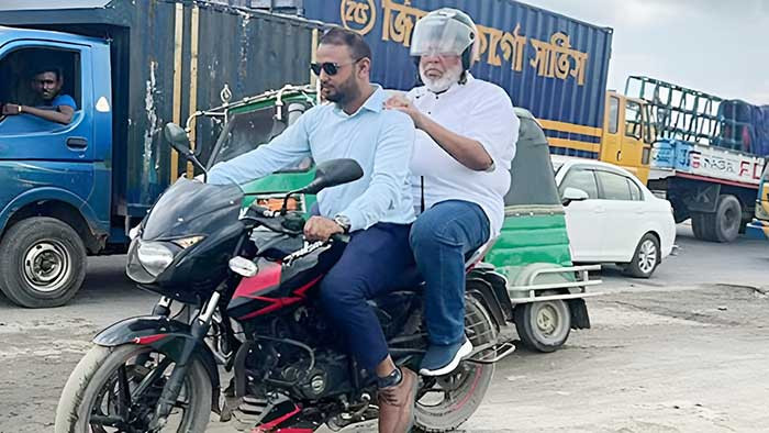 সড়কের কাজ পরিদর্শনে মোটর সাইকেলে উপদেষ্টা মুহাম্মদ ফাওজুল কবির খান