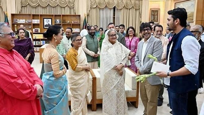 'মুজিব' চলচ্চিত্রের কলাকুশলীদের সঙ্গে প্রধানমন্ত্রীর নৈশভোজ