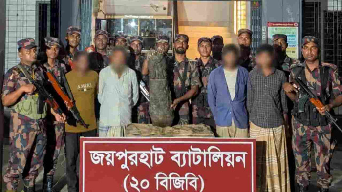 জয়পুরহাটে কষ্টিপাথরের মূর্তি উদ্ধার, গ্রেফতার ৪ জয়পুরহাটে কষ্টিপাথরের মূর্তি উদ্ধার, গ্রেফতার ৪