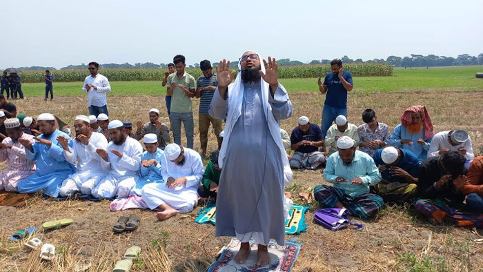 বৃষ্টি কামনায় ফরিদপুরের সালথায় খোলা মাঠের মধ্যে বিশেষ নামাজ আদায়