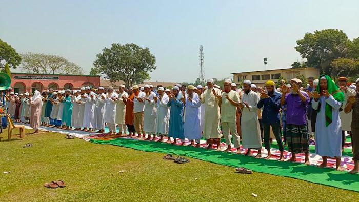 কালীগঞ্জে তীব্র তাপদাহ থেকে পরিত্রাণের জন্য বিশেষ নামাজ আদায়