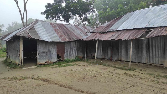 নাঙ্গলকোটে ঝুঁকিপূর্ণ ভাবে চলছে শিক্ষা কার্যক্রম