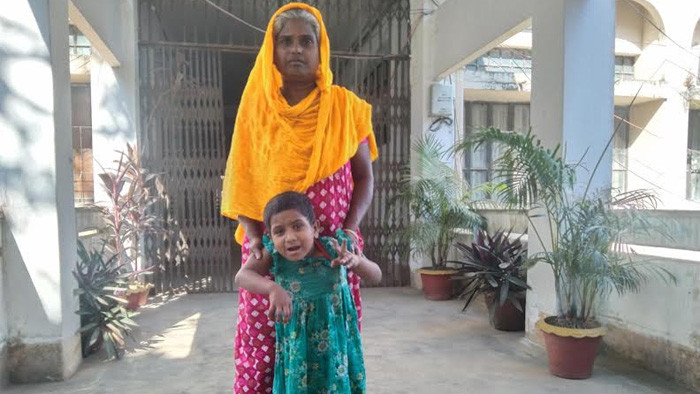 শেরপুরে মানুষিক ভারসাম্যহীন নাতনিকে নিয়ে কষ্ট করে দিন পারি দিচ্ছেন নানি