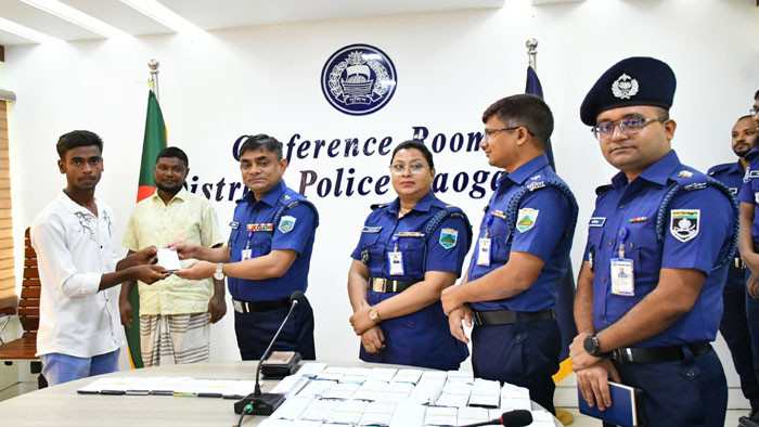 নওগাঁয় উদ্ধারকৃত ৭৫টি মোবাইল ফোন প্রকৃত মালিকদের মাঝে হস্তান্তর