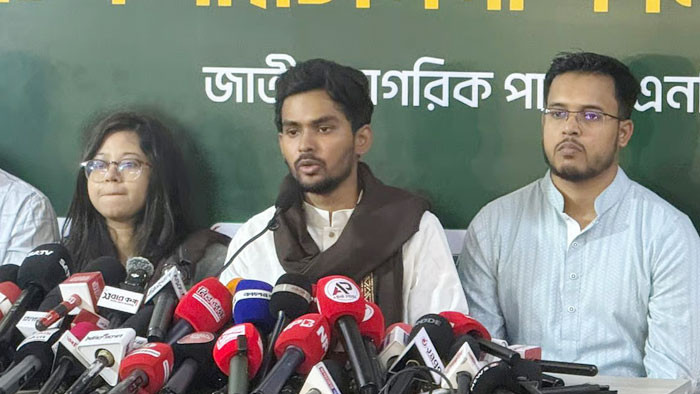 কেউ কেন্দ্র দখল করলে আমরা দাঁড়িয়ে দাঁড়িয়ে দেখব না- আসিফ মাহমুদ