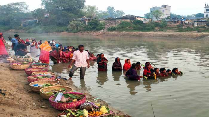 নদীর পাড়ে ছট পূজা