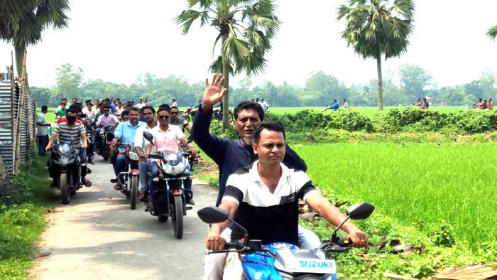 আক্কেলপুরে চেয়ারম্যান প্রার্থী মতিউর রহমান মতু মোটরসাইকেল নিয়ে শোডাউন