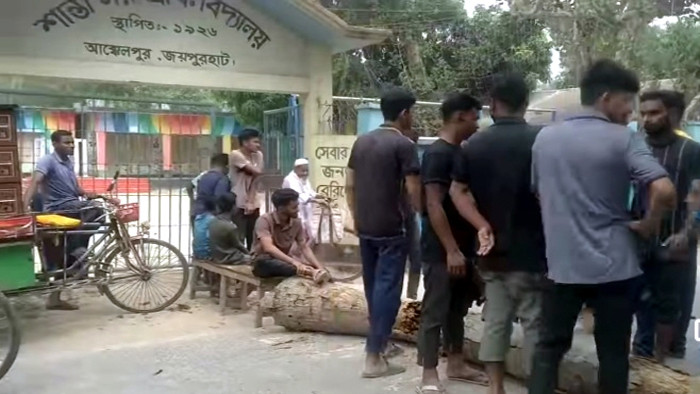 আক্কেলপুরে অতিরিক্ত ভাড়া আদায়ের প্রতিবাদে সড়ক অবরোধ