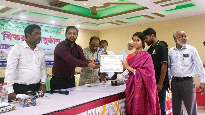আক্কেলপুরে পারফরমেন্স বেজড গ্রান্টসের পুরস্কার পেয়ে উচ্ছ্বসিত শিক্ষার্থীরা