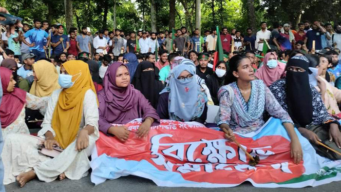 হল খোলার দাবিতে ইবিতে চলছে বিক্ষোভ ও অবস্থান কর্মসূচি