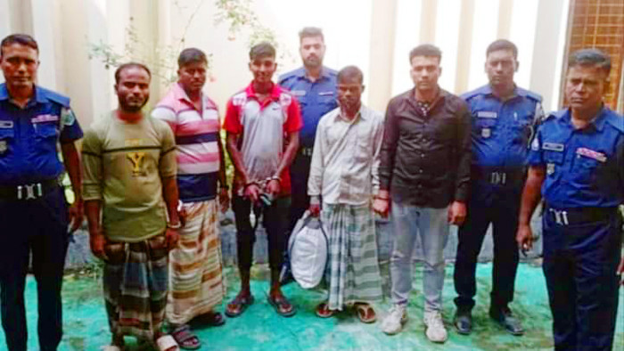 নওগাঁর মান্দায় সাজাপ্রাপ্তসহ ৫ আসামি গ্রেপ্তার