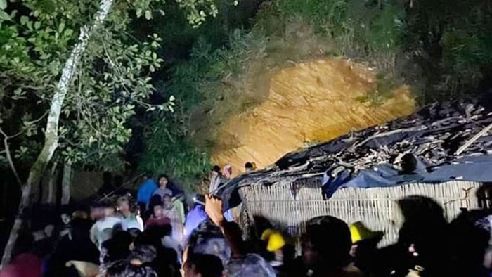 কক্সবাজারে পাহাড় ধসে একই পরিবারের তিন জন নিহত