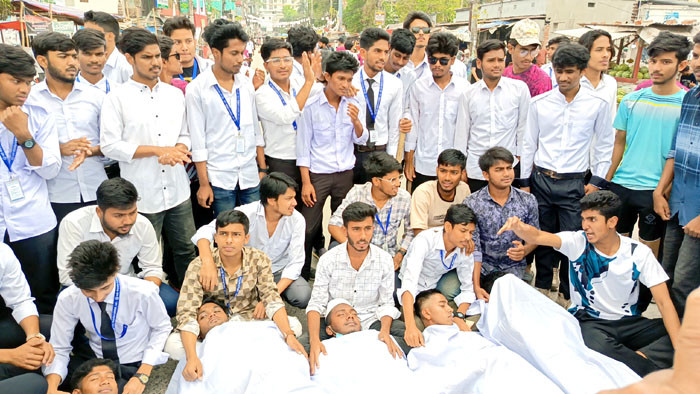 নওগাঁয় কাফনের কাপড় গায়ে পলিটেকনিক শিক্ষার্থীদের সড়ক অবরোধ