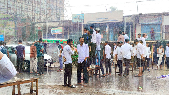 ছয় দফা দাবিতে নওগাঁয় পলিটেকনিক শিক্ষার্থীদের সড়ক অবরোধ, বৃষ্টিতে ভিজেও আন্দোলন অব্যাহত