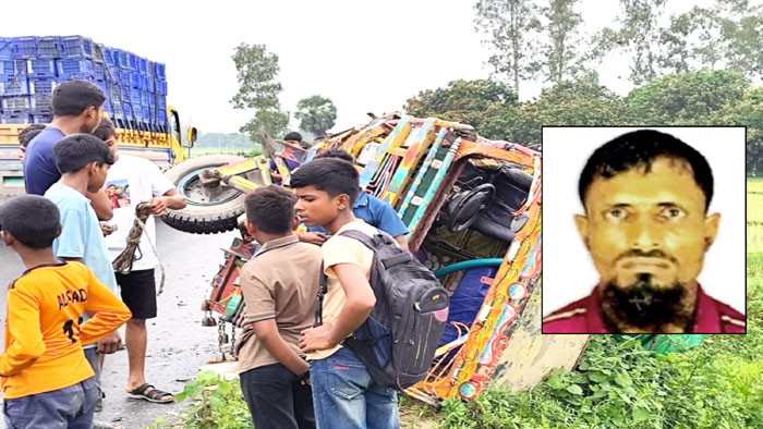 নওগাঁয় পিকআপ-ভটভটি সংঘর্ষে চালকের মৃত্যু