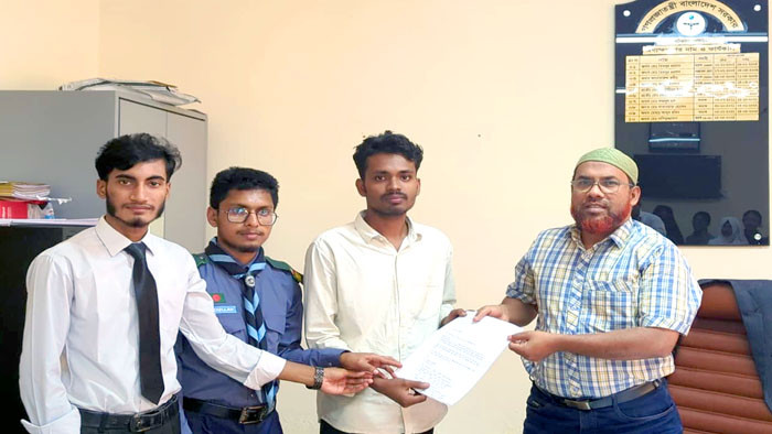 ফরম ফিলাপের বর্ধিত ফি পুনর্বিবেচনার দাবিতে নওগাঁ পলিটেকনিকে শিক্ষার্থীদের আবেদনপত্র প্রদান