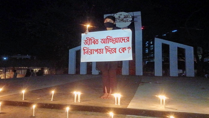 মুখে কালো কাপড় বেঁধে নওগাঁ সরকারি বালিকা বিদ্যালয়ের এক শিক্ষার্থীর নীরব প্রতিবাদ