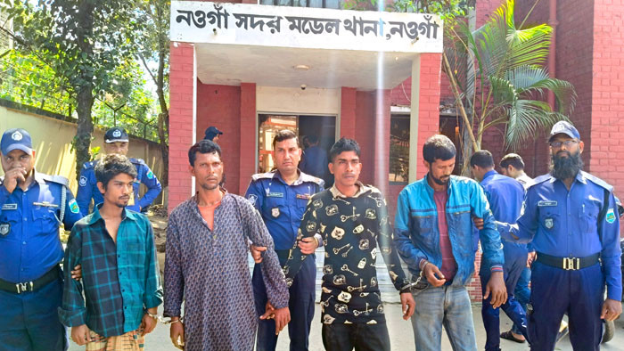 নওগাঁয় চোরাই তামার তারসহ চারজন গ্রেপ্তার, ভাঙারি ব্যবসায়ী চক্রের সন্ধানে পুলিশ