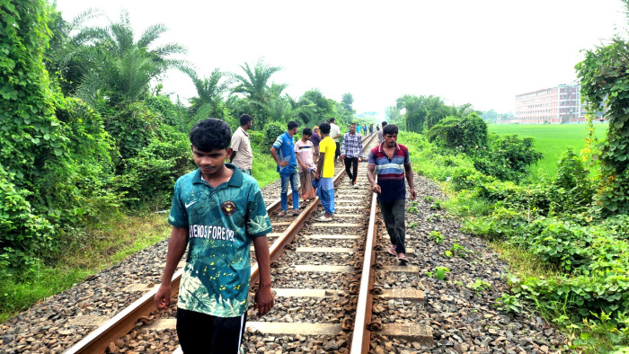চায়ের দোকানে পানি পান, কিছুক্ষণ পর রেললাইনে প্রাণ গেল