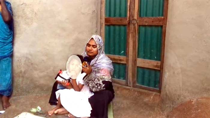 বিয়ে না করলে আত্মহত্যার হুমকি, বাড়িতে তালা দিয়ে পালিয়ে গেছে প্রেমিকের পরিবার