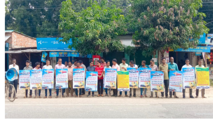 মোহনপুরে সড়ক দুর্ঘটনা রোধে স্থানীয় সাংবাদিকদের মানববন্ধন