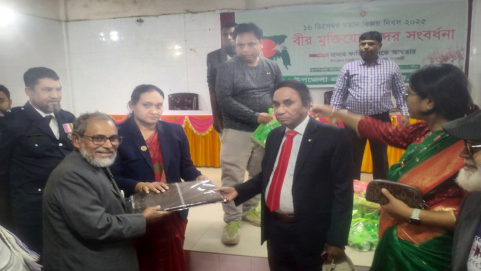 মোহনপুরে মুক্তিযোদ্ধাদের সংবর্ধনা দিল প্রশাসন