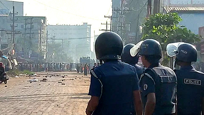 গাজীপুরে পুলিশ ফাঁড়িতে পোশাক শ্রমিকদের হামলা