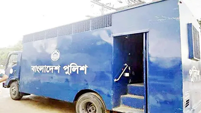 উখিয়ায় প্রিজন ভ্যানে হামলা করে সন্ত্রাসী কামালকে ছিনিয়ে নিল মুন্না গ্রুপ