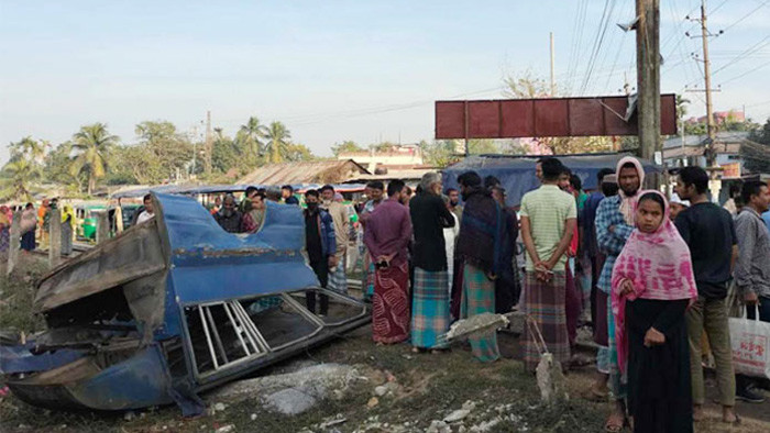 পুলিশভ্যানে ট্রেনের ধাক্কা, কনস্টেবল নিহত