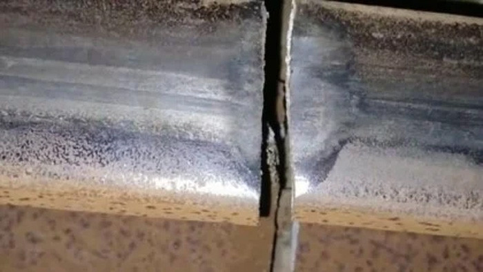 নাটোরে অতিরিক্ত শীতের কারণে ফেটে গেল রেললাইন