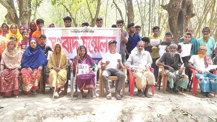বাগমারায় হত্যা চেষ্টা মামলার আসামীকে গ্রেফতার ও বিচার দাবীতে মানববন্ধন