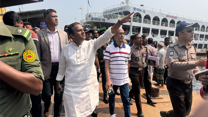 অতিরিক্ত যাত্রী ও অনিয়ম রোধে কঠোর অবস্থানে নৌপরিবহন প্রতিমন্ত্রী, দাঁড়িয়ে থেকেই ছাড়লেন লঞ্চ