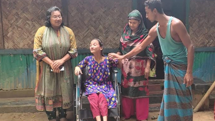 অসহায় প্রতিবন্ধীর পাশে ইউএনও মমতা আফরিন