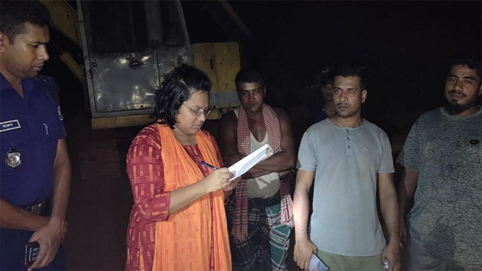 রামগড়ে রাতে পাহাড় কাটার দায়ে ৫০ হাজার টাকা অর্থদণ্ড প্রদান