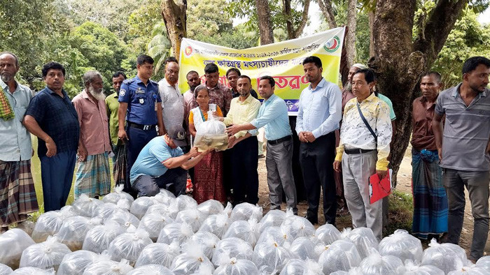 রামগড়ে সাম্প্রতিক বন্যায় ক্ষতিগ্রস্থ প্রান্তিক মৎসচাষীদের পোনামাছ বিতরণ
