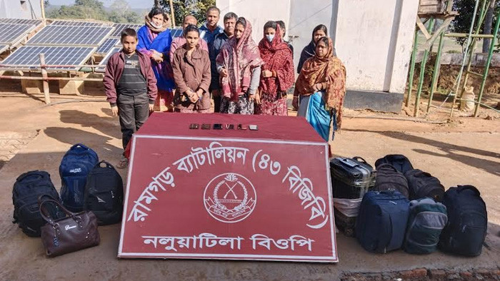 ভারতে অনুপ্রবেশের কালে ১২ বাংলাদেশী আটক করেছে ৪৩ বিজিবি