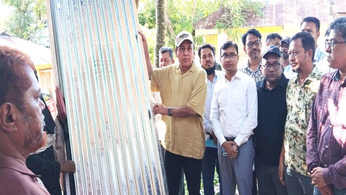 রামগড়ে দুর্যোগে ক্ষতিগ্রস্ত ৪০ পরিবার পেল ঢেউটিন ও নগদ সহায়তা