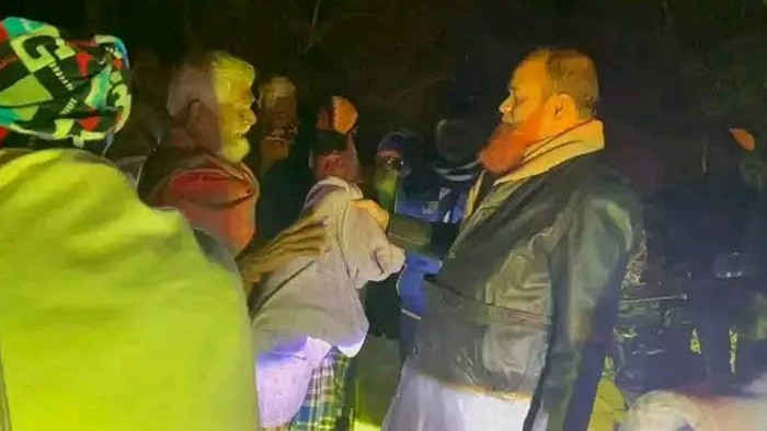 রাতের আধারে কম্বল নিয়ে অসহায়দের পাশে এমপি রানা