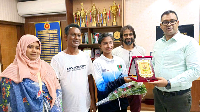 এশিয়া কাপে ব্রোঞ্জজয়ী হকি খেলোয়াড় তিশাকে নওগাঁ জেলা প্রশাসকের সংবর্ধনা