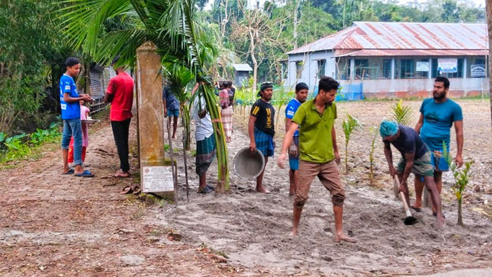 ঝালকাঠিতে জনদূর্ভোগ লাঘবে এলাকাবাসীর সেচ্ছাশ্রমে রাস্তা নির্মাণ