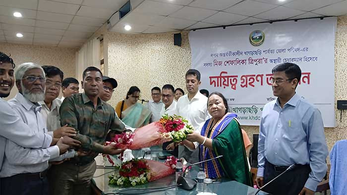 অস্থায়ী খাগড়াছড়ি জেলা পরিষদ চেয়ারম্যানের দায়িত্ব নিলেন শেফালিকা ত্রিপুরা