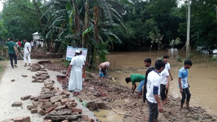 ঝিনাইগাতীতে পাহাড়ি ঢলে ভাঙ্গা রাস্তা সংস্কারের কাজ করেছে জামায়াতের নেতা-কর্মিরা