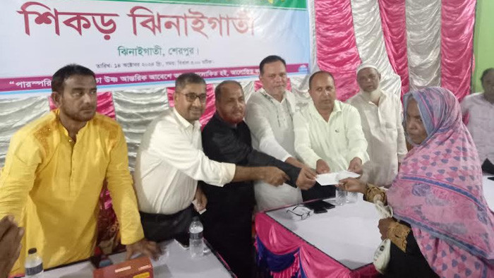 ঝিনাইগাতীতে বন্যায় ক্ষতিগ্রস্ত পরিবারের মাঝে আর্থিক সহায়তা দিলো শিকড়