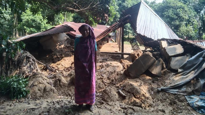পাহাড়ি ঢলে গৃহহারা মানুষ অর্থাভাবে ঘুরে দাঁড়াতে পারছে না