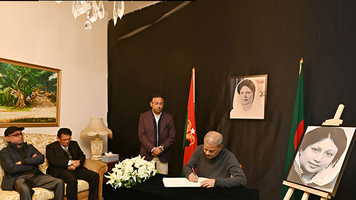 তিন উপদেষ্টার শোকবইয়ে স্বাক্ষর