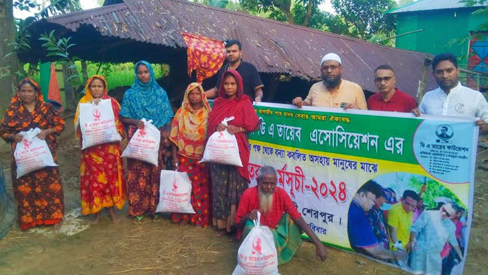 বন্যায় ক্ষতিগ্রস্তদের মাঝে ডি এ তায়েব এসোসিয়েশন ও অঙ্গ সংগঠনের ত্রাণ বিতরণ