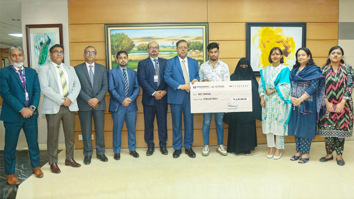 প্রয়াত প্রায়োরিটি গ্রাহকের জীবন বিমার চেক হস্তান্তর করেছে সাউথইস্ট ব্যাংক